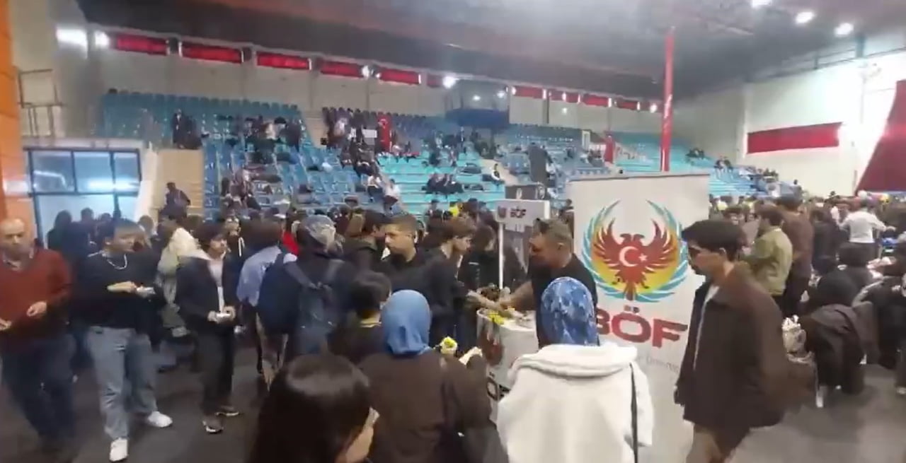 ESKİŞEHİR'DE 'EL ELE GÜVENLİ GELECEĞE' PROJESİ KAPSAMINDA POLİS EKİPLERİNCE KAMPÜSLERDE KURULAN...