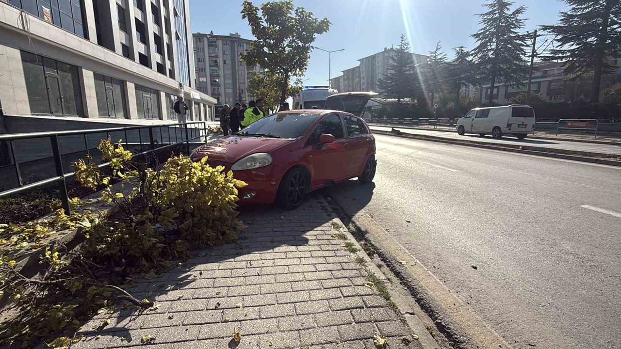 ESKİŞEHİR'DE 2,20 PROMİL ALKOLLÜ OLDUĞU TESPİT EDİLEN SÜRÜCÜ SOKAK ÜZERİNDE BİR ARACA ÇARPTIKTAN...