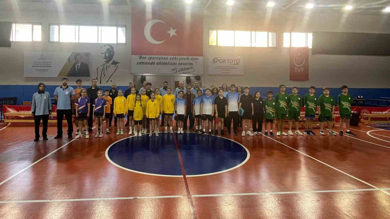 ESKİŞEHİR'DE 24 ERKEK VE 12 KADIN SPORCUNUN YARIŞTIĞI YILDIZLAR KULÜPLÜ TAKIM VE FERDİ...