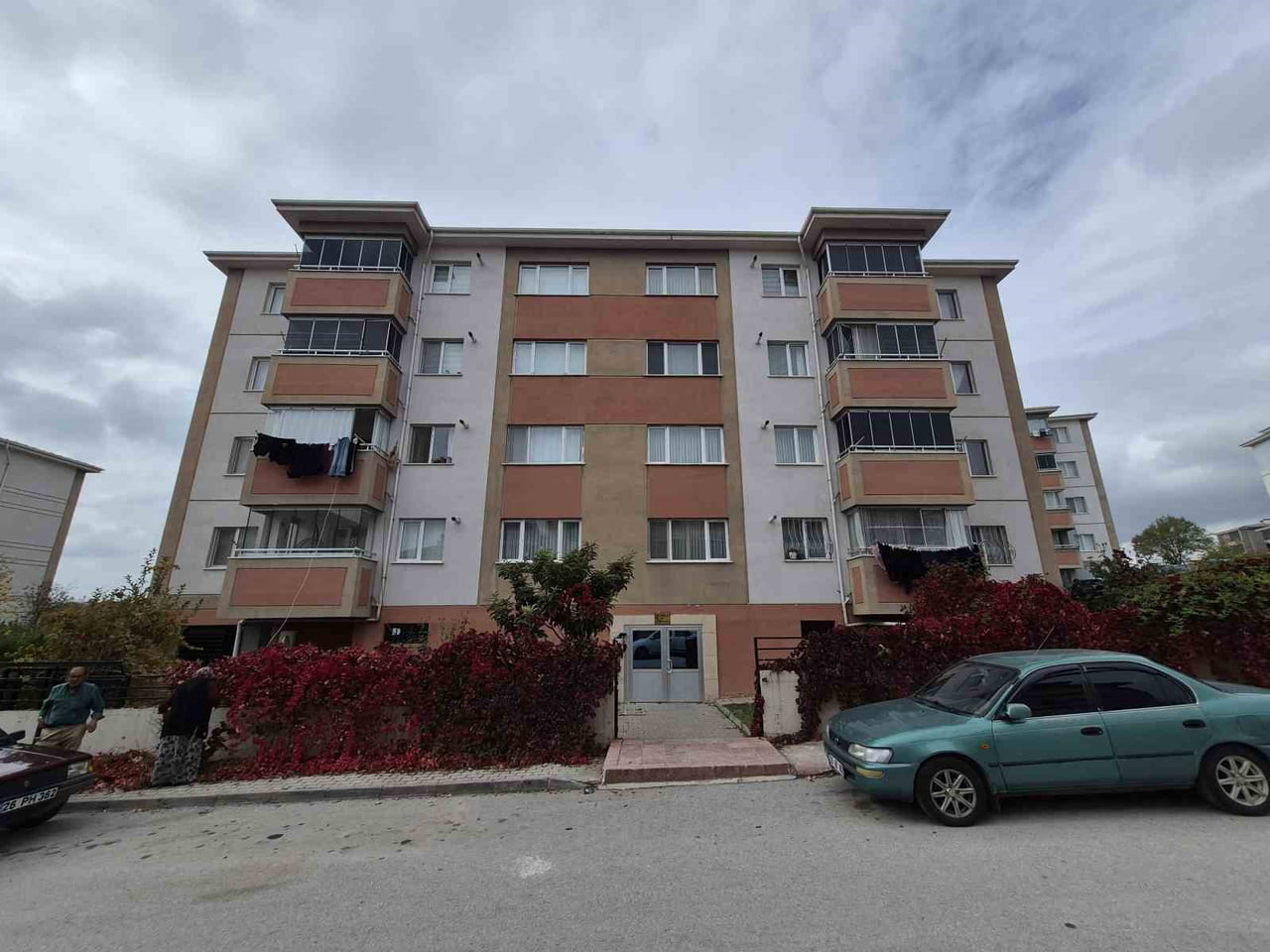 ESKİŞEHİR'DE 4 KATLI APARTMANIN İKİNCİ KATINDAN DÜŞEREK YARALANAN 2 YAŞINDAKİ KIZ ÇOCUĞU HASTANEYE...