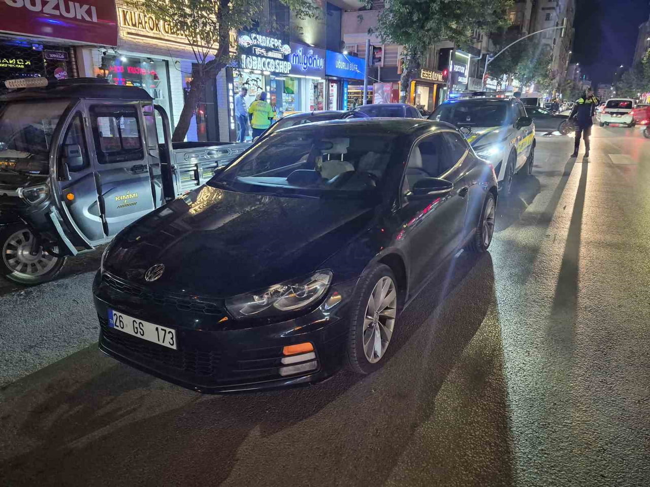 ESKİŞEHİR'DE ABARTI EGZOZU SEBEBİYLE DURDURULAN VE POLİSE MUKAVEMET GÖSTEREN ARACIN SÜRÜCÜSÜ...