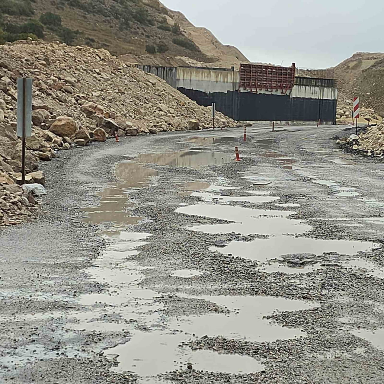 ESKİŞEHİR'DE ADETA KÖSTEBEK YUVASINA DÖNEN SEYİTGAZİ-KIRKA BAĞLANTI YOLUNUN ONARILMASI TALEP...