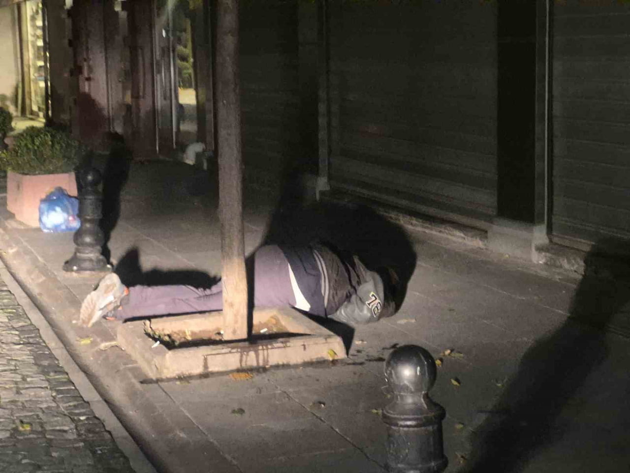 ESKİŞEHİR'DE ALKOLLÜ OLDUĞU ÖĞRENİLEN BİR ŞAHIS SOKAK ORTASINDA İKİ KEZ BAYGINLIK GEÇİRİRKEN...
