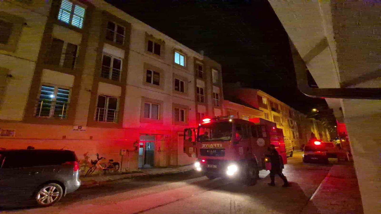 ESKİŞEHİR'DE BİR DAİREDEKİ ASPİRATÖRDEN GELEN PATLAMA SESİ MAHALLEDE PANİĞE SEBEP OLURKEN...