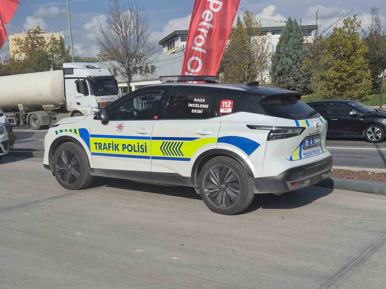 ESKİŞEHİR'DE BİR PETROL İSTASYONU İÇERİSİNDE OTOMOBİLİN ÇARPMASI SONUCU YARALANAN KADIN HASTANEYE...