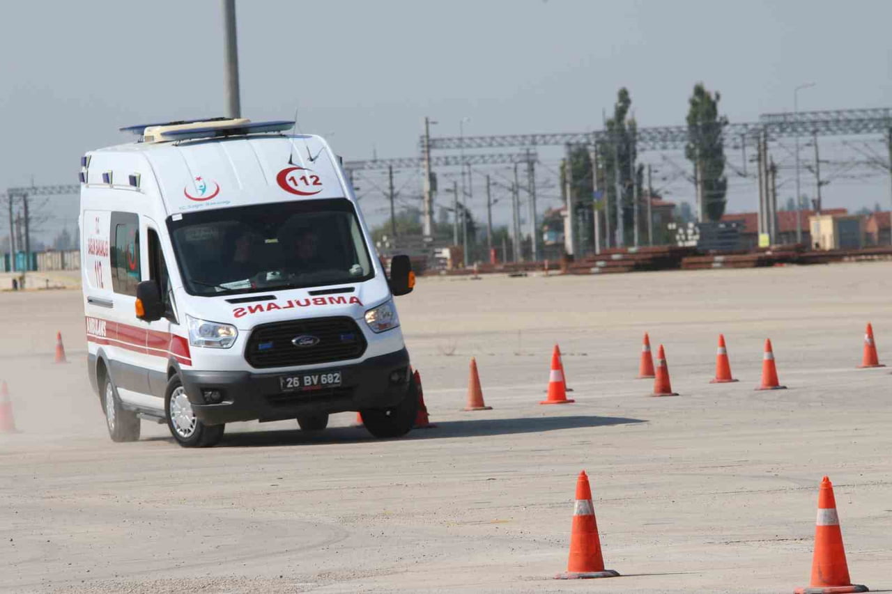 ESKİŞEHİR'DE DÜZENLENEN GÜVENLİ SÜRÜŞ TEKNİKLERİ EĞİTİMİ'NDE 11'İ KADIN 18 ACİL SAĞLIK...