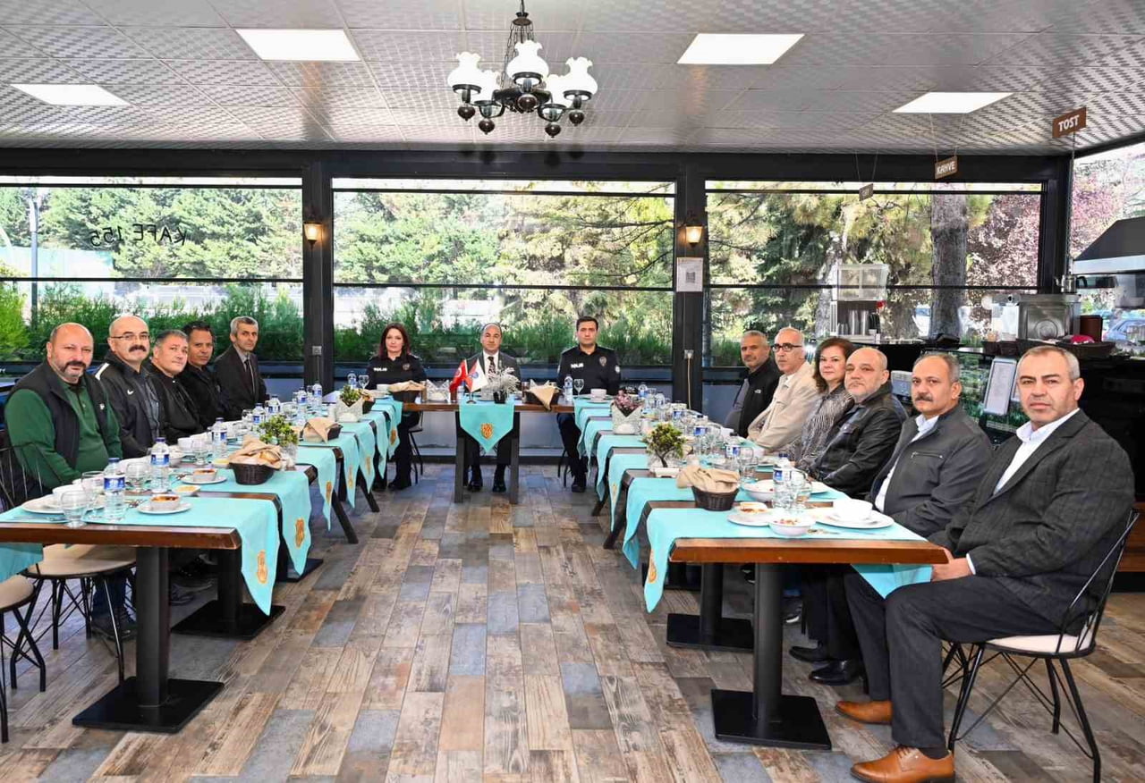 ESKİŞEHİR'DE EMEKLİ EMNİYET PERSONELİ ONURUNA VEDA YEMEĞİ PROGRAMI GERÇEKLEŞTİRİLDİ.