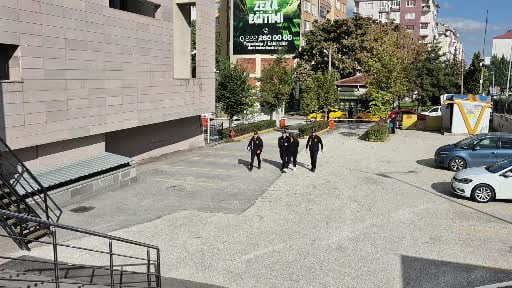 Eskişehir'de evinde misafir olan şahsın bıçakla ölümüne ilişkin gözaltına alınan kadın adliyeye...