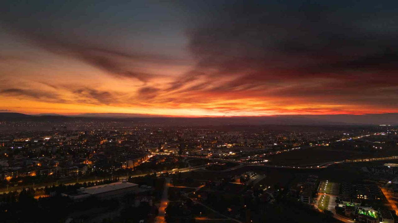 ESKİŞEHİR'DE GÜN BATIMI SIRASINDA GÖKYÜZÜNDE OLUŞAN RENK TONLARI DRON İLE KAYDA ALINDI. DRON...