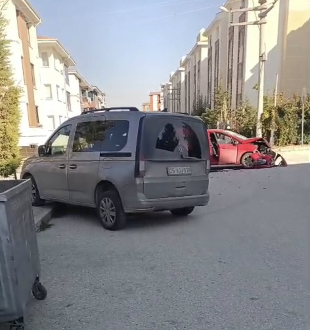 ESKİŞEHİR'DE HAFİF TİCARİ ARAÇLA ÇARPIŞAN OTOMOBİLİN ÖN TARAFININ PARÇALANDIĞI TRAFİK KAZASI MADDİ...