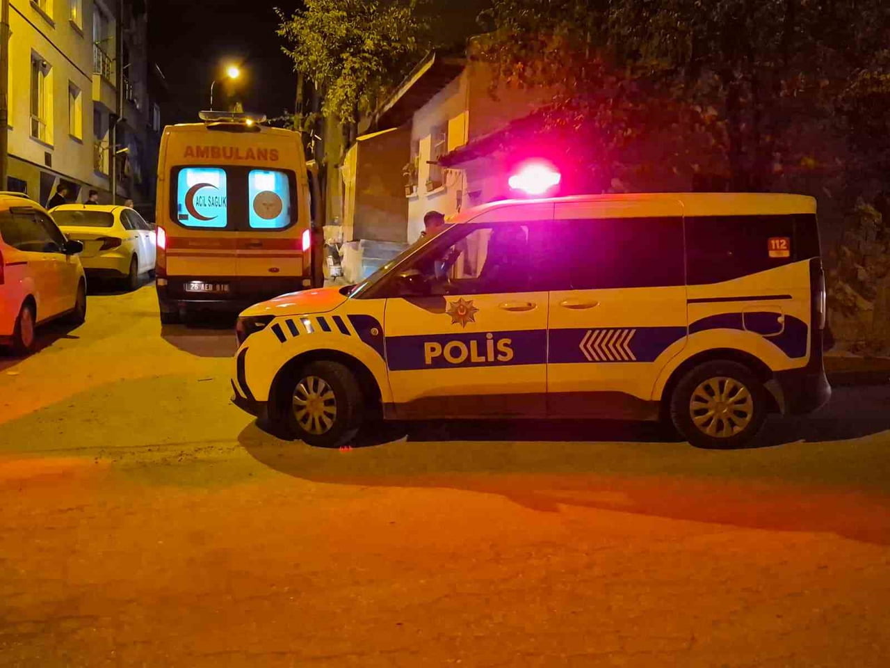 ESKİŞEHİR'DE HANE BASKINI İHBARI EKİPLERİ TEYAKKUZA GEÇİRİRKEN, ADRESE GİDİLDİĞİNDE OLAYIN AİLE...