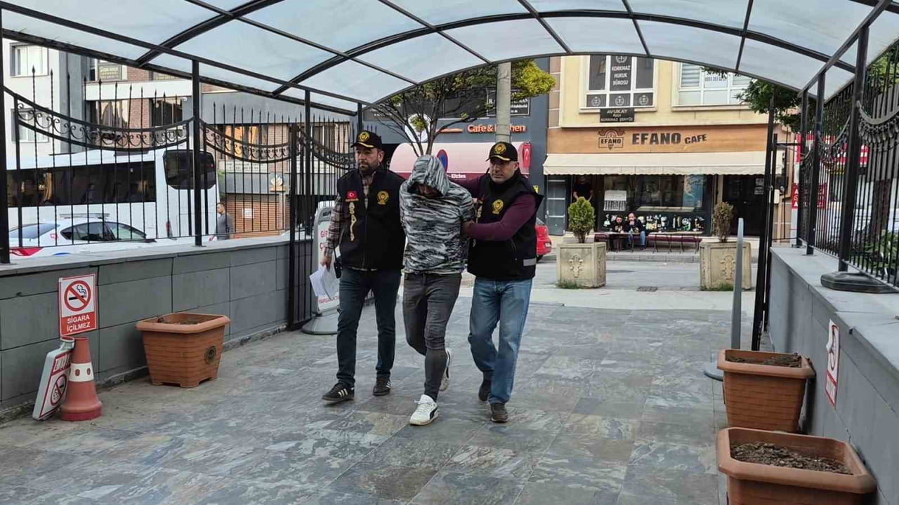 ESKİŞEHİR'DE İKİ ARKADAŞ ARASINDA ÇIKAN BIÇAKLI KAVGADA AĞIR YARALANAN ŞAHIS HASTANEDE HAYATINI...