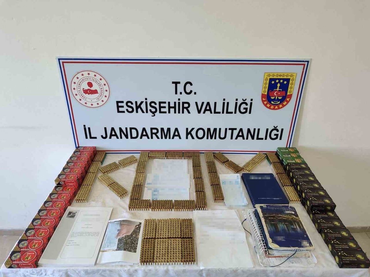 ESKİŞEHİR'DE İL JANDARMA KOMUTANLIĞI EKİPLERİNCE TEFECİLİK YAPTIĞI BELİRLENEN 4 ŞÜPHELİYE YÖNELİK...