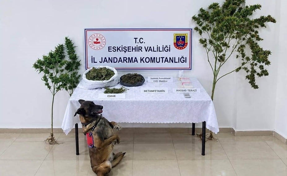 ESKİŞEHİR'DE JANDARMA EKİPLERİNCE DÜZENLENEN UYUŞTURUCU OPERASYONUNDA NARKOTİK MADDELER ELE...