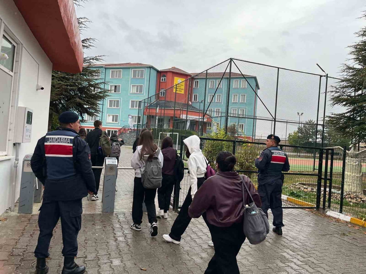 ESKİŞEHİR'DE JANDARMA EKİPLERİNCE OKUL ÇEVRELERİNDE VE SERVİSLERE YÖNELİK DENETİM...