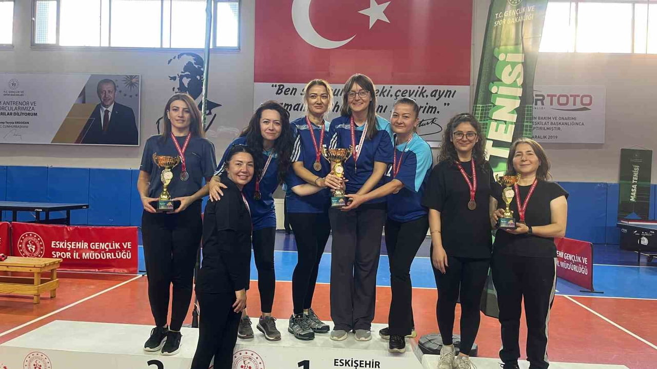 ESKİŞEHİR'DE KAMU KURUM VE KURULUŞLARINDA GÖREV YAPAN PERSONELİN KATILIMIYLA DÜZENLENEN KAMU SPOR...