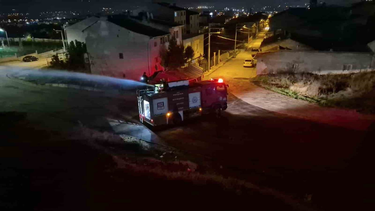 ESKİŞEHİR'DE KİMLİĞİ BELİRLENEMEYEN GENÇ ŞAHISLAR TARAFINDAN PARKTA TRAKTÖR LASTİĞİ YAKILARAK...