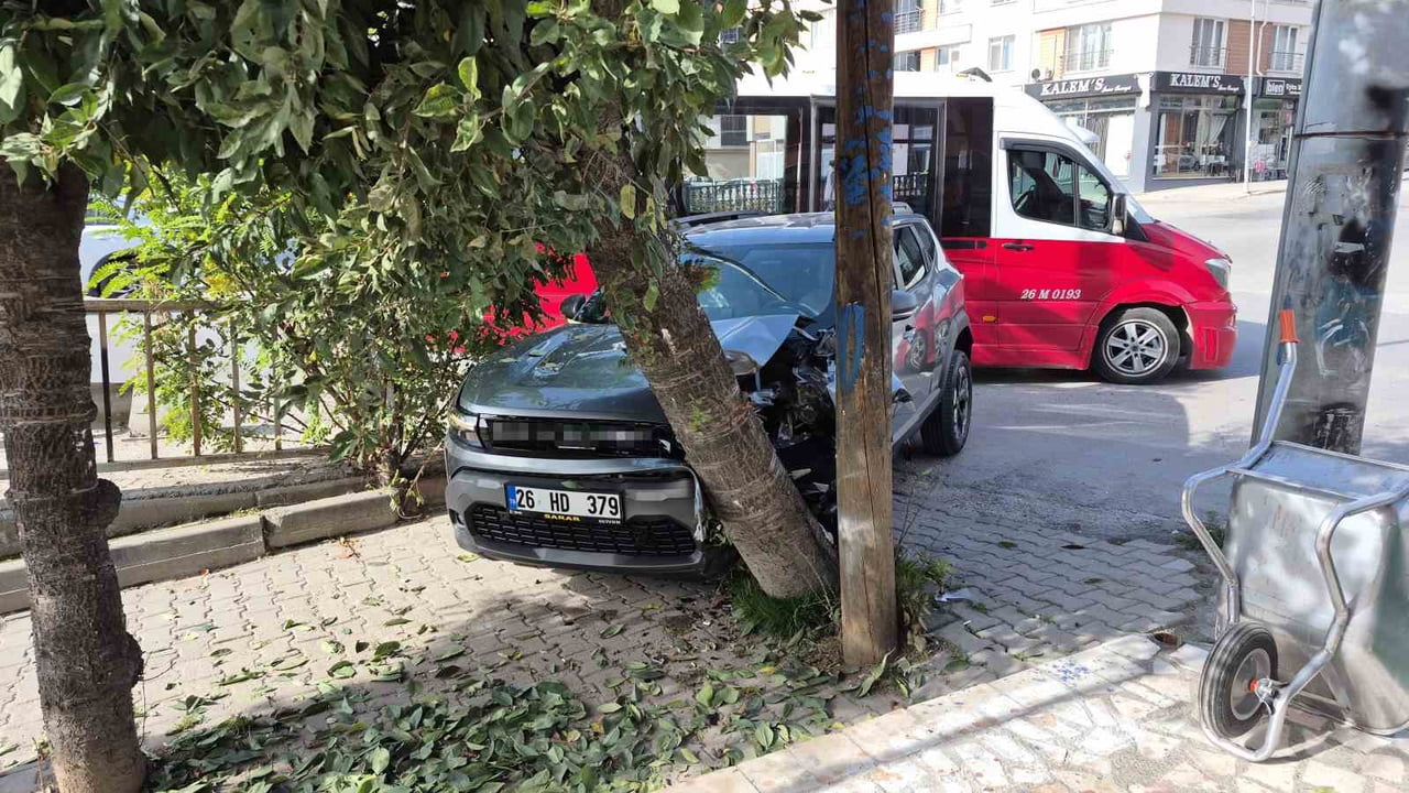ESKİŞEHİR'DE KONTROLDEN ÇIKAN VE BİR DOLMUŞUN TAMPONUNA SÜRTEN OTOMOBİLİN AĞACA ÇARPARAK...