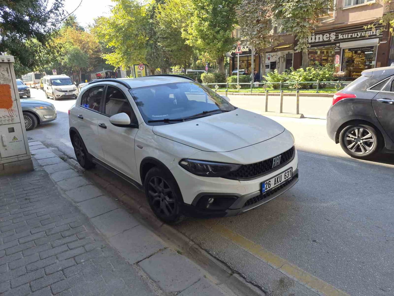 ESKİŞEHİR'DE OTOMOBİL ÇARPMASI SONUCU YARALANAN YAŞLI ADAM HASTANEYE KALDIRILDI.