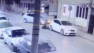 ESKİŞEHİR'DE OTOMOBİLE ÇARPTIKTAN SONRA HAVAYA SAVRULUP BAŞKA BİR ARACIN ARKA TAMPONUNA KAFASINI...