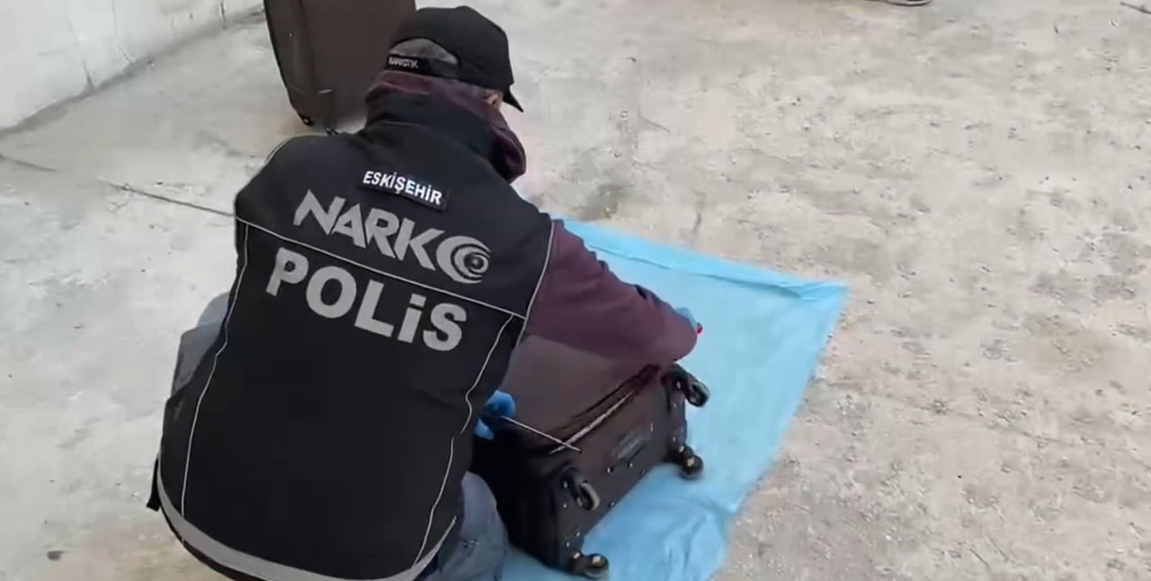 ESKİŞEHİR'DE POLİS EKİPLERİNCE GERÇEKLEŞTİRİLEN UYUŞTURUCU OPERASYONLARINDA 3 ŞÜPHELİ YAKALANDI, 1...