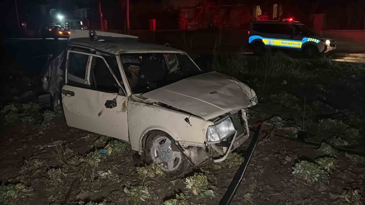 ESKİŞEHİR'DE POLİSİN "DUR" İHTARINA UYMAYARAK KAÇAN OTOMOBİL, ELEKTRİK DİREĞİNE ÇARPIP TAKLALAR...