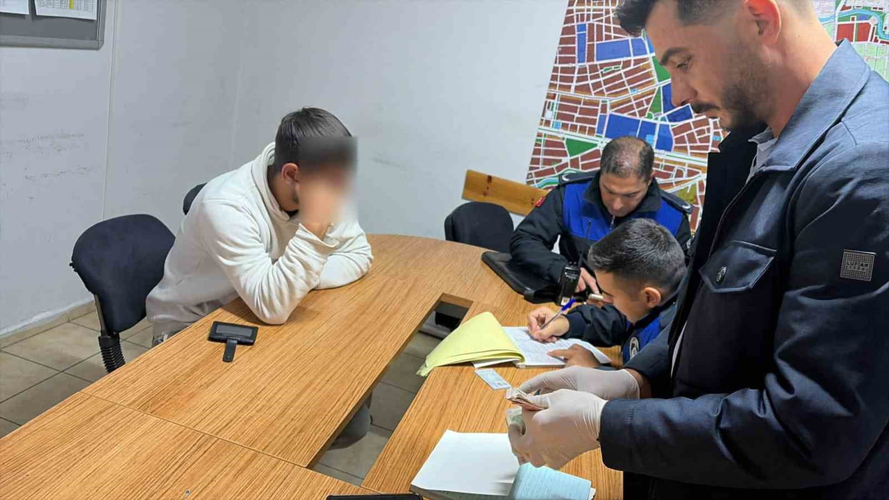 ESKİŞEHİR'DE "KIZIM HASTANEDE TEDAVİ GÖRÜYOR" DİYE YALAN SÖYLEYEREK TRAMVAYDAKİ VATANDAŞLARDAN...