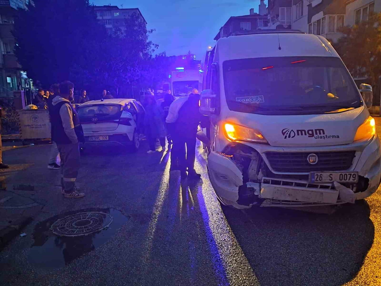 ESKİŞEHİR'DE SERVİS MİNİBÜSÜ İLE OTOMOBİLİN ÇARPIŞMASI SONUCU MEYDANA GELEN TRAFİK KAZASINDA...