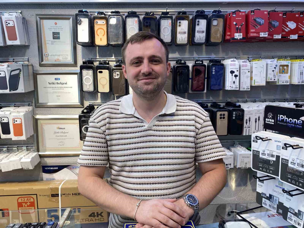 ESKİŞEHİR'DE TELEFONCULUK YAPAN YİĞİT AYTEKİN, TEKNOLOJİK CİHAZLARIN İNTERNET ALIŞVERİŞLERİNDE...