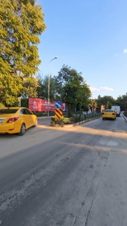 ESKİŞEHİR'DE TRAFİĞE TAKILMAK İSTEMEYEN BİR TAKSİ ŞOFÖRÜNÜN TERS YÖNE GİRDİĞİ ANLAR, AYNI...
