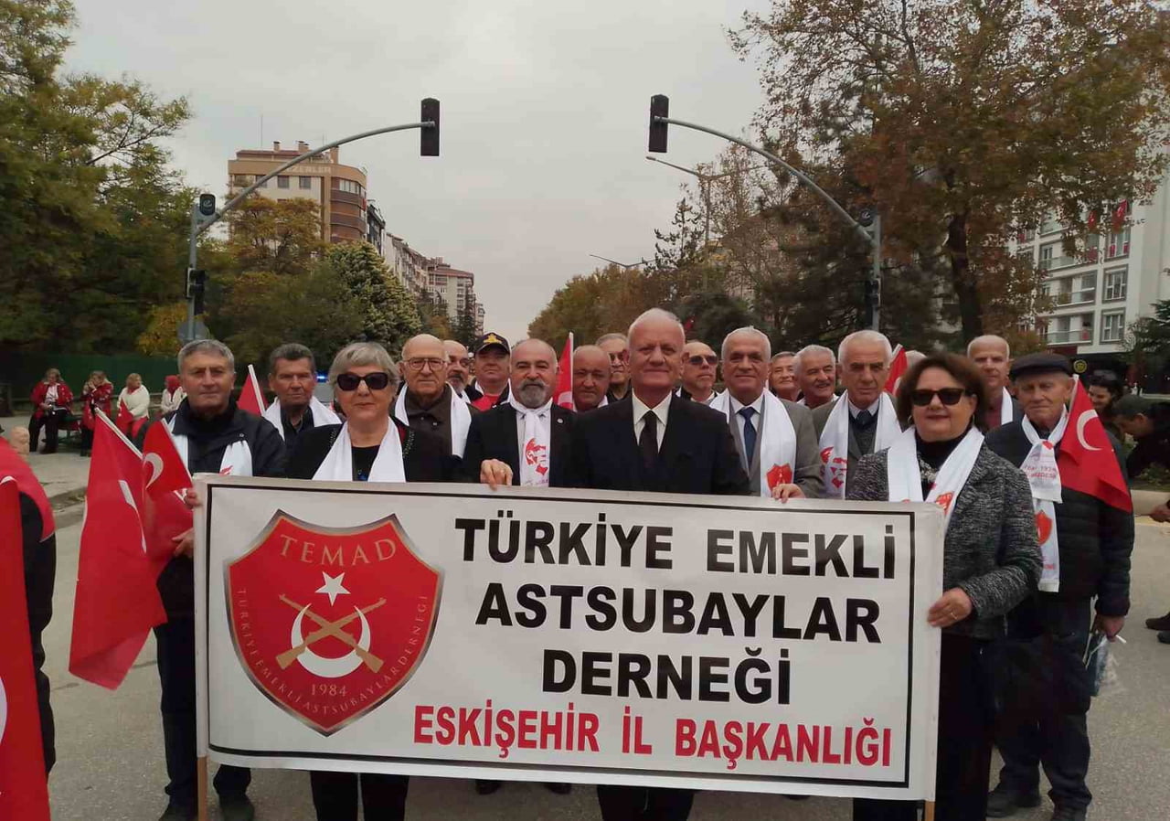ESKİŞEHİR'DE TÜRKİYE EMEKLİ ASTSUBAYLAR DERNEĞİ (TEMAD) ÜYELERİ, 29 EKİM CUMHURİYET BAYRAMI...