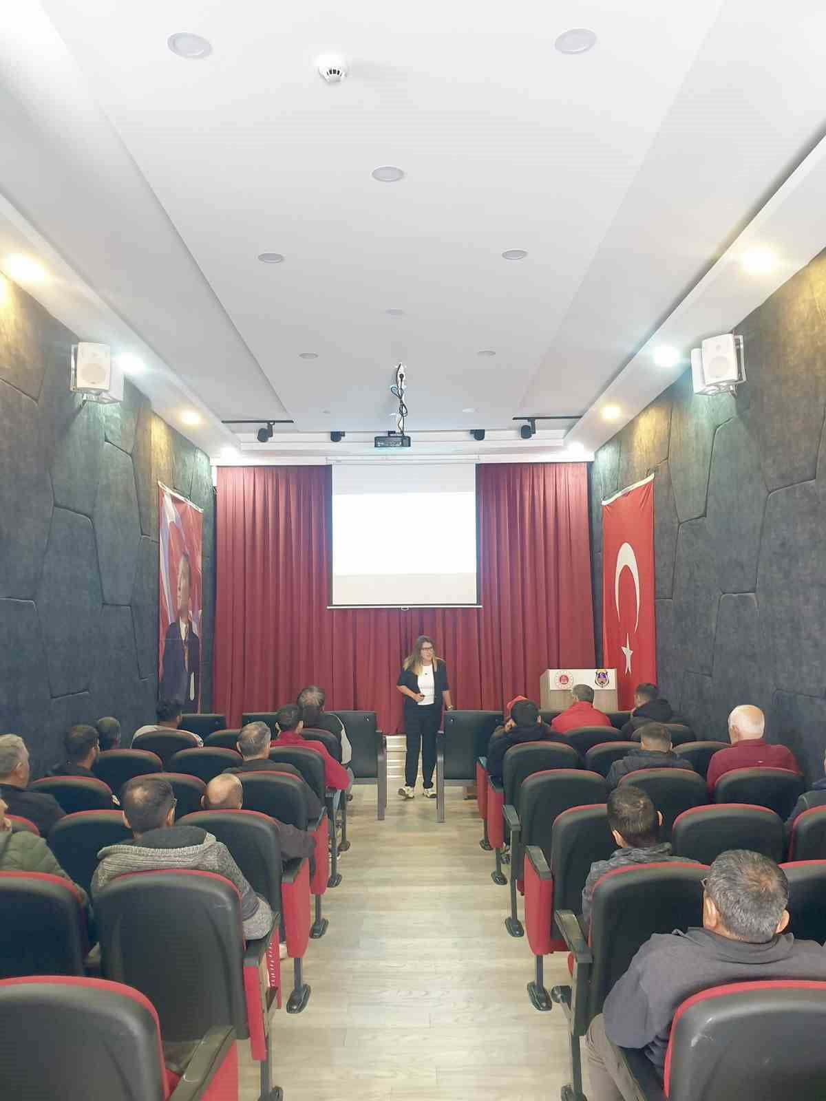 ESKİŞEHİR'DE TUTUKLU VE HÜKÜMLÜLERE YÖNELİK 'AİLE İÇİ İLETİŞİM' KONULU EĞİTİM...