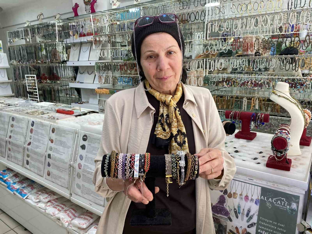ESKİŞEHİR'DE YAŞAYAN SERPİL YAŞ, DOĞAL TAŞLARI KULLANARAK YAPTIĞI AKSESUARLARIN VATANDAŞLAR...