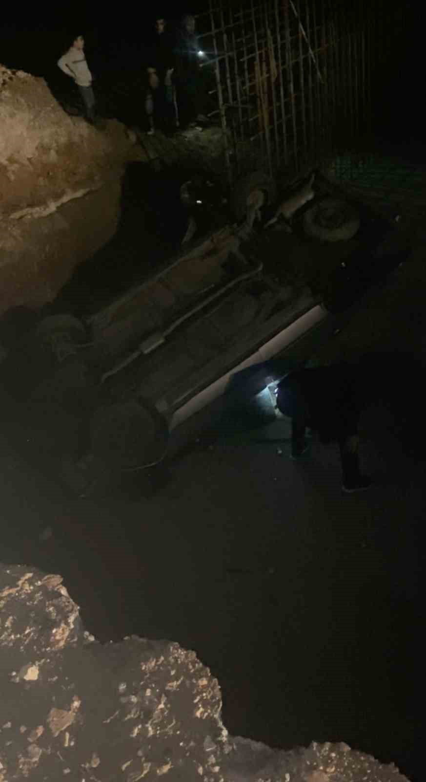 ESKİŞEHİR'DE YOL ÇALIŞMASI İÇİN AÇILAN ÇUKURA DÜŞEREK TERS DÖNEN OTOMOBİLDE 1 KİŞİNİN HAYATINI...
