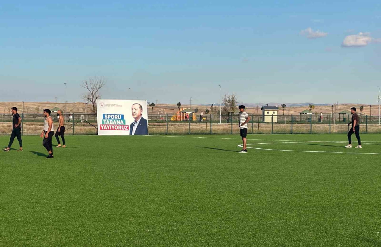 ESKİŞEHİR'İN MAHMUDİYE İLÇESİNDE TARIM İŞÇİLERİ, BOŞ ZAMANLARINI BİRLİKTE SPOR YAPARAK...