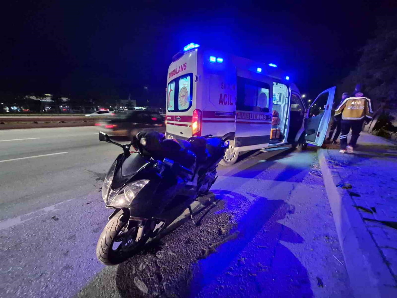 ESKİŞEHİR ÇEVRE YOLU'NDA OTOMOBİLE ARKADAN ÇARPARAK YARALANAN MOTOSİKLET SÜRÜCÜSÜ HASTANEYE...