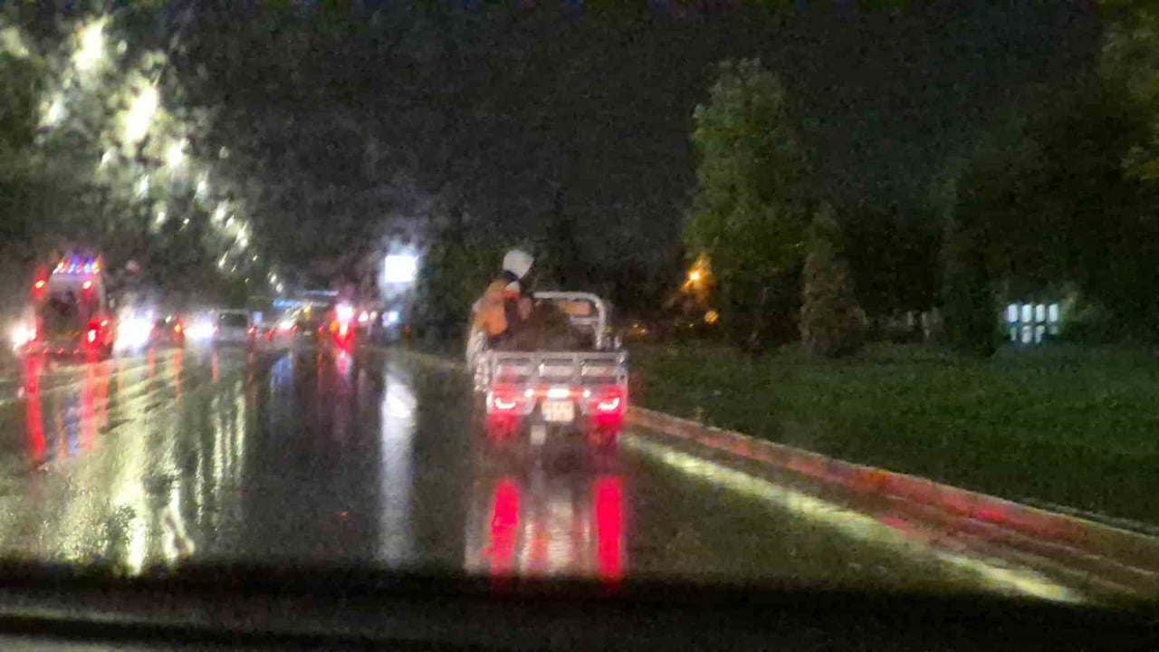 ESKİŞEHİR ÇEVRE YOLU ÜZERİNDE YAĞIŞLI HAVAYA ALDIRIŞ ETMEDEN ÜÇ TEKERLEKLİ BİR MOTOSİKLETİN...