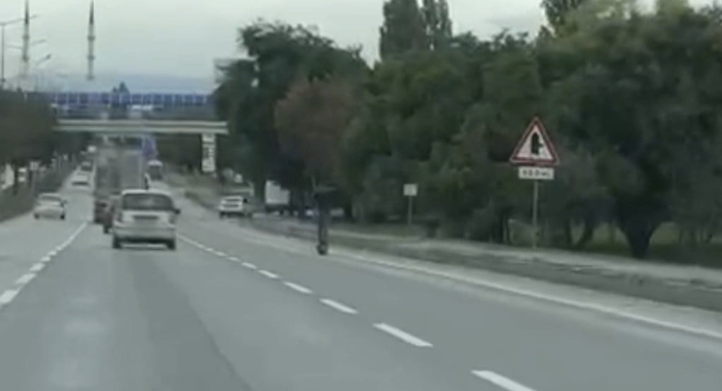 ESKİŞEHİR ÇEVREYOLUNDA KASK VE KORUYUCU EKİPMAN OLMADAN, ARAÇLARIN ARASINDA YÜKSEK HIZLA İLERLEYEN...