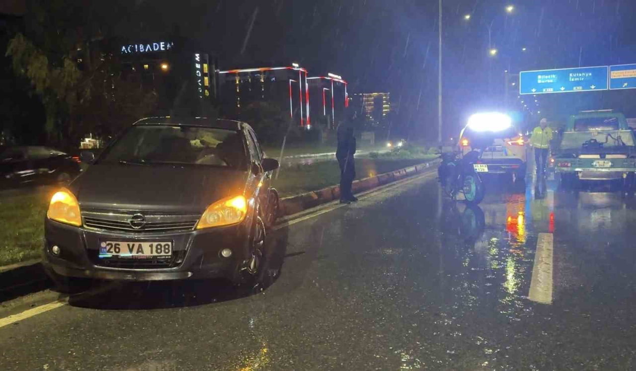 ESKİŞEHİR ÇEVREYOLUNDA YAĞIŞ NEDENİYLE KAYGANLAŞAN YOLDA OTOMOBİL İLE MOTOSİKLETİN ÇARPIŞMASI...