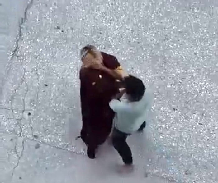 ESKİŞEHİR’DE ERKEK ŞAHIS, BİR CADDE ÜZERİNDE TARTIŞTIĞI KADINI DARP EDEREK BOĞAZINI SIKTI VE YERDE...