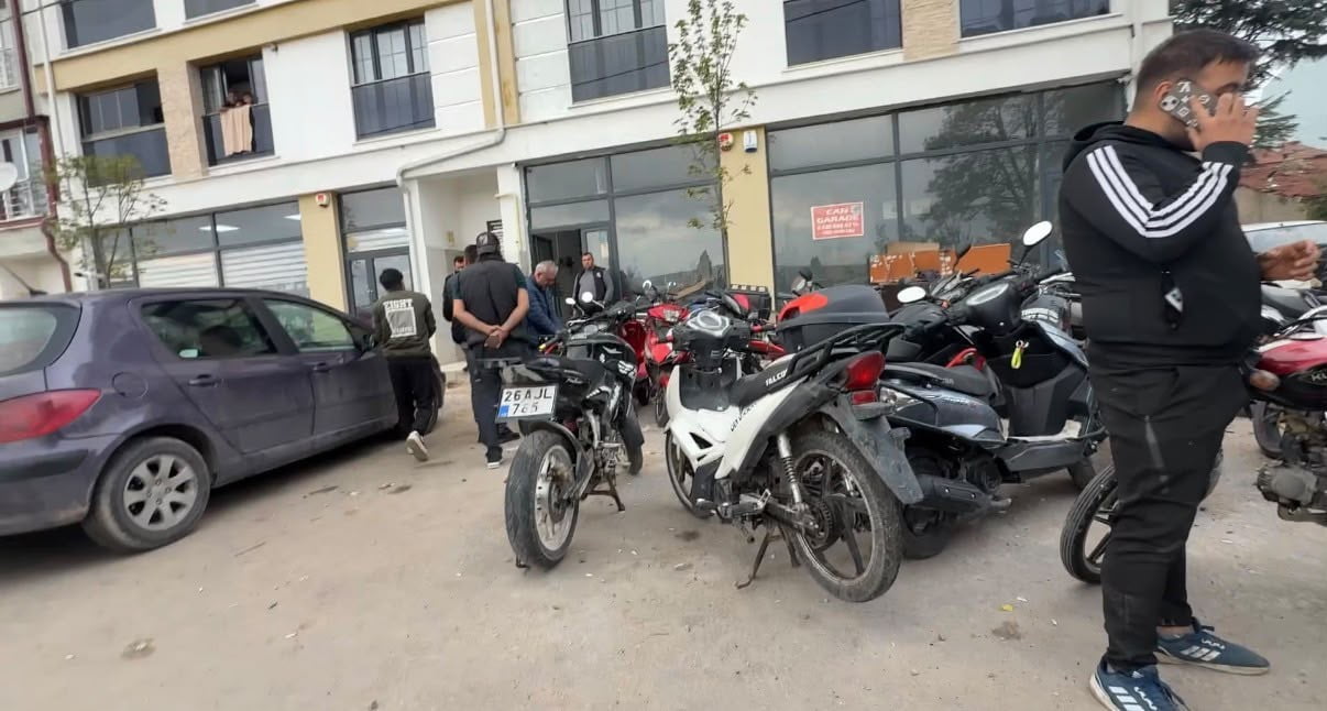 ESKİŞEHİR’DE EVİNİN ÖNÜNDE PARK HALİNDEYKEN ÇALINAN MOTOSİKLET, SAHİBİNİN ÜZERİNE TAKTIĞI TAKİP...