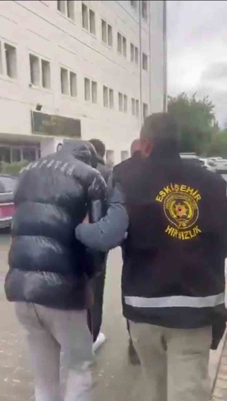 ESKİŞEHİR’DE POLİS EKİPLERİNİN GERÇEKLEŞTİRDİĞİ TİTİZ ÇALIŞMALAR NETİCESİNDE, İŞYERLERİNDEN...