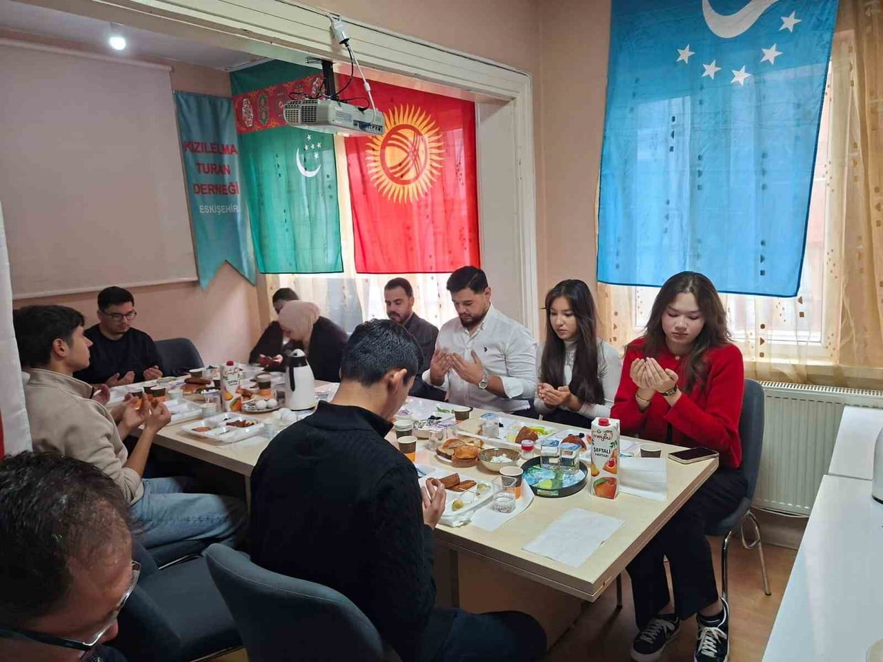 ESKİŞEHİR’DE ‘TÜRK DÜNYASI ÖĞRENCİLERİ’ KAHVALTIDA BULUŞTULAR