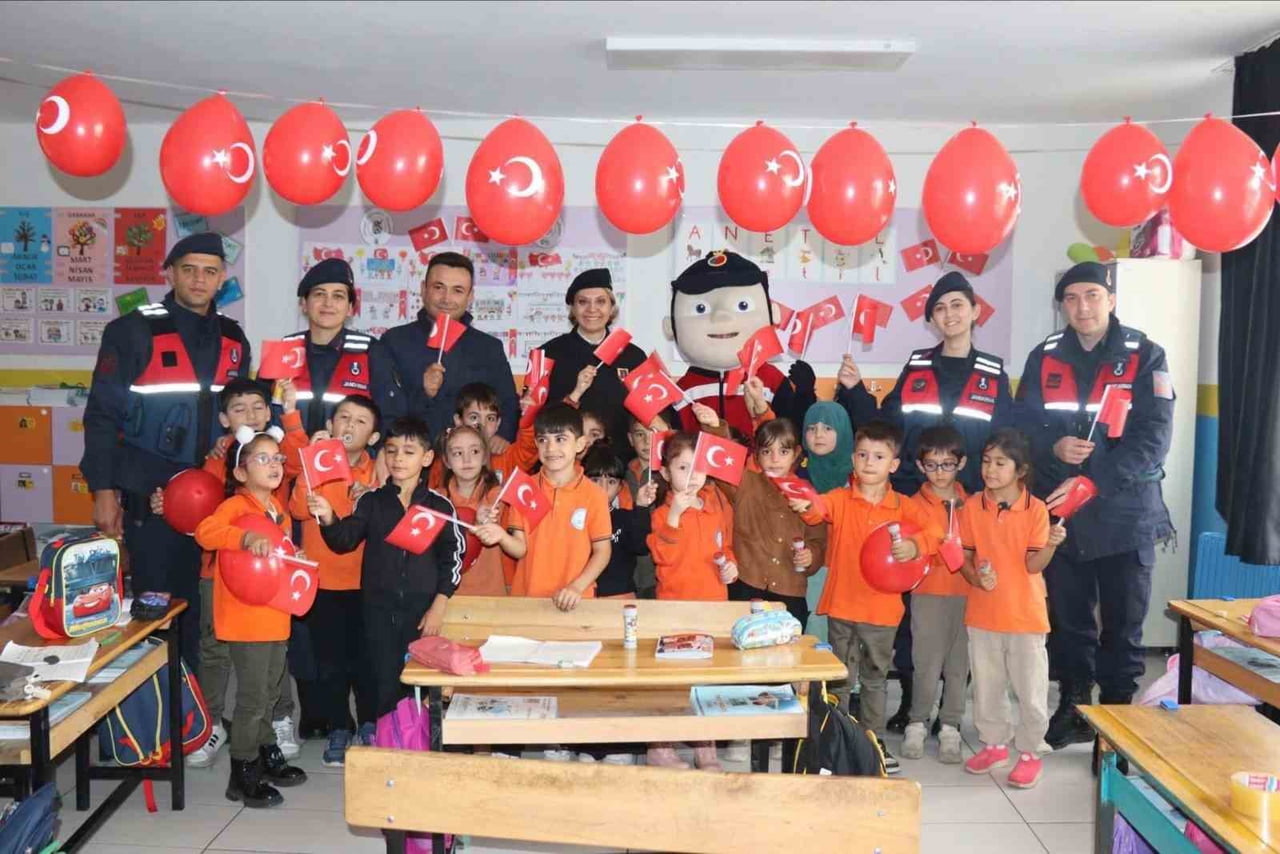 ESKİŞEHİR İL JANDARMA KOMUTANLIĞI EKİPLERİ, 29 EKİM CUMHURİYET BAYRAMI DOLAYISIYLA TEPEBAŞI...