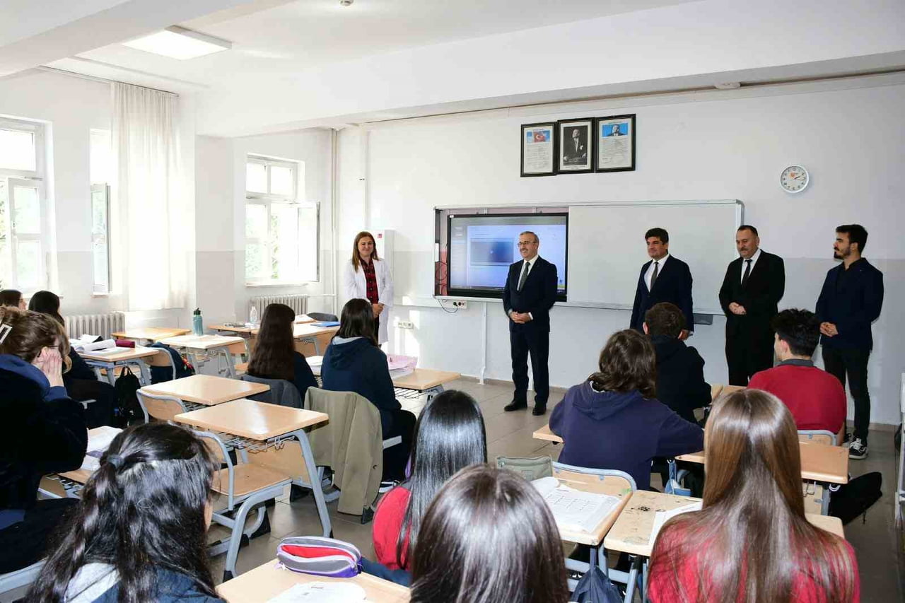 ESKİŞEHİR İL MİLLÎ EĞİTİM MÜDÜRÜ SİNAN AYDIN, CEMAL MÜMTAZ SOSYAL BİLİMLER LİSESİNİ ZİYARET EDEREK...