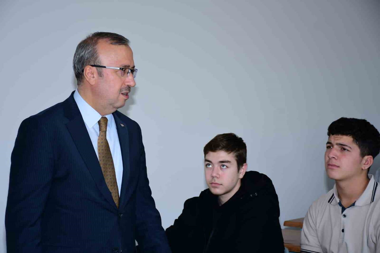 ESKİŞEHİR İL MİLLÎ EĞİTİM MÜDÜRÜ SİNAN AYDIN, FİRUZ KANATLI MESLEKİ VE TEKNİK ANADOLU LİSESİ'Nİ...