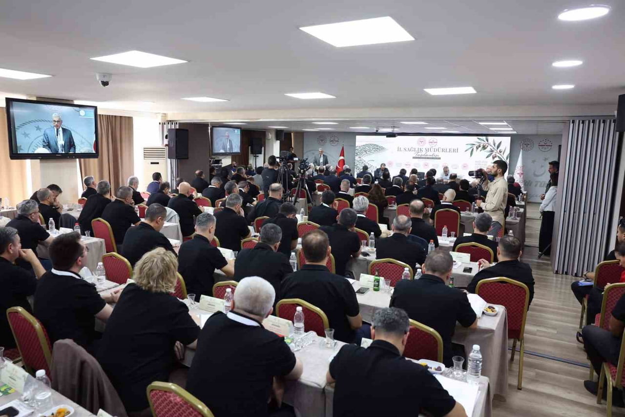 ESKİŞEHİR İL SAĞLIK MÜDÜRÜ DOÇ. DR. YAŞAR BİLDİRİCİ, SAĞLIK BAKANI PROF. DR. KEMAL MEMİŞOĞLU'NUN...