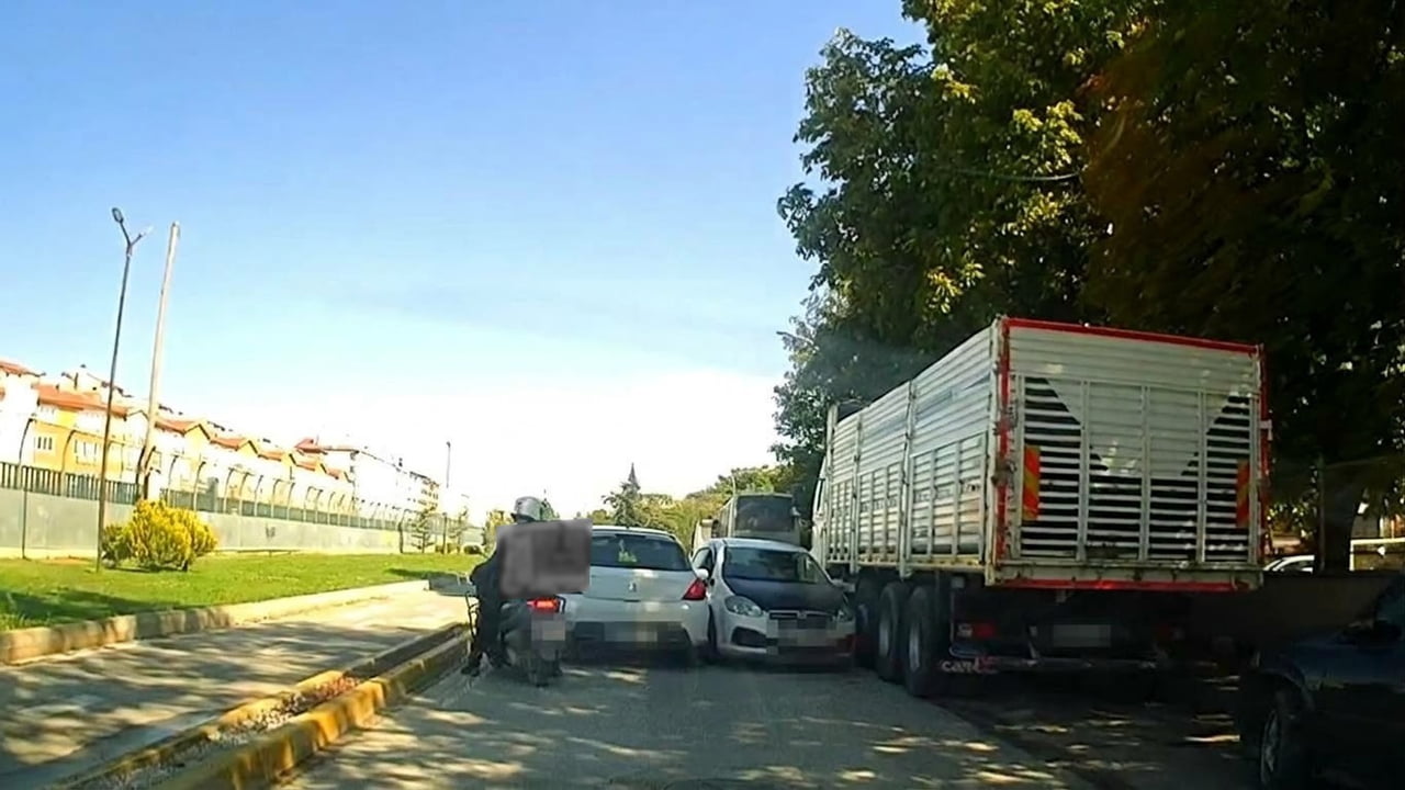 ESKİŞEHİR’İN TEPEBAŞI İLÇESİNDE TERS YÖNE GİREN BİR OTOMOBİL, TRAFİĞİ TEHLİKEYE DÜŞÜRDÜ. TEHLİKELİ...
