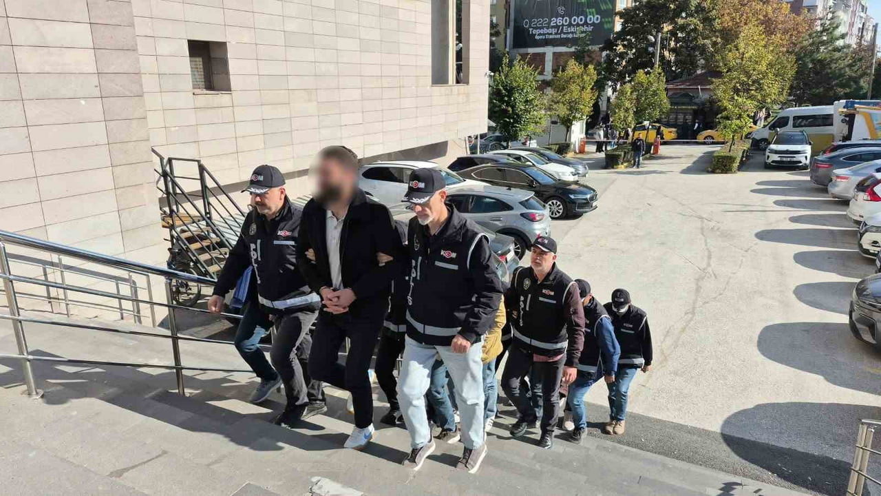 ESKİŞEHİR MERKEZLİ 3 İLDE TEFECİLERE YÖNELİK DÜZENLENEN EŞ ZAMANLI OPERASYONDA 5 ŞÜPHELİ...