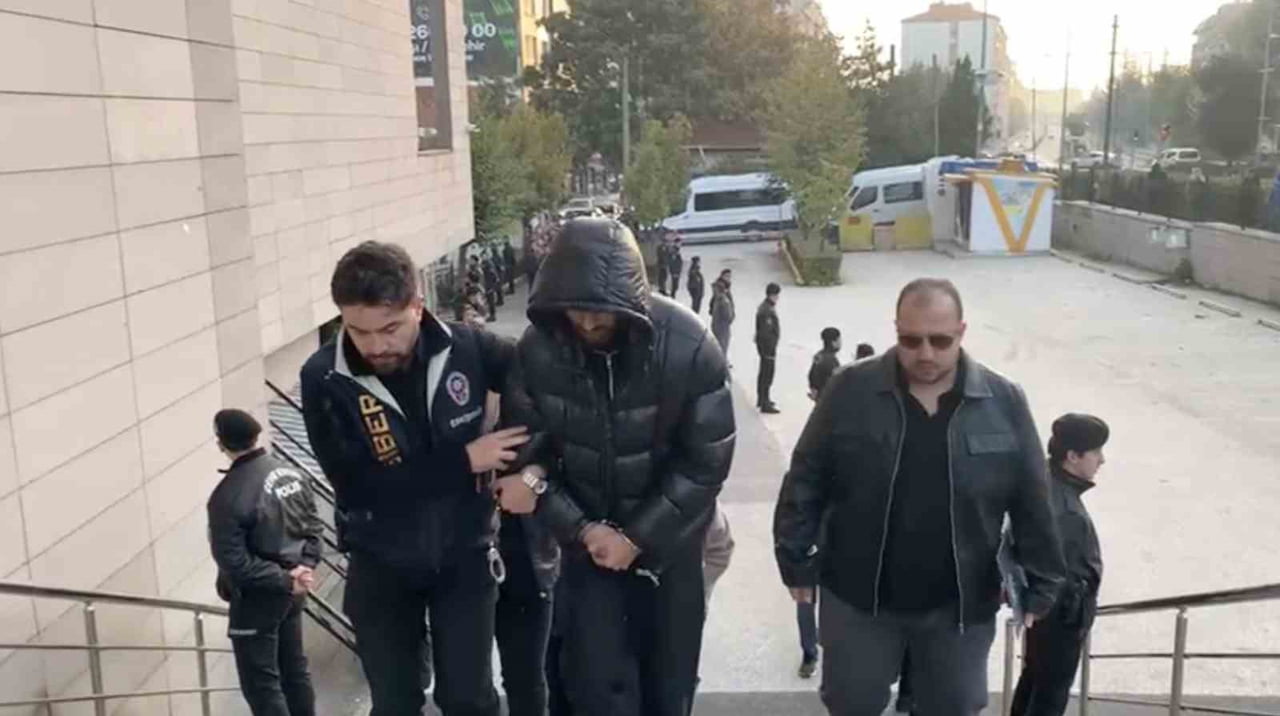 ESKİŞEHİR MERKEZLİ 32 İLDE YASA DIŞI BAHİS VE KUMAR SİTELERİNE YÖNELİK DÜZENLENEN OPERASYONDA...
